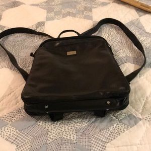 Perlina back back with 3 pockets.